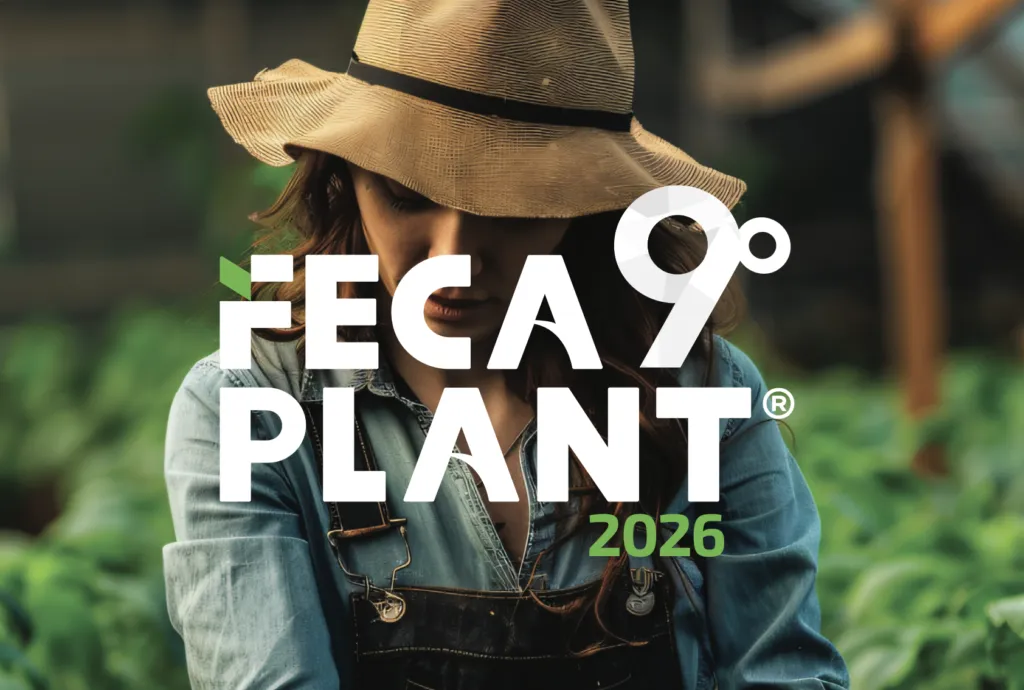 Aplicação da identidade Fecaplant 2026 sobre imagem de uma pessoa entre plantas.